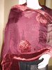 Longue étole habillée en mousseline de soie bordeaux