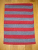 Longue écharpe rayée gris et rouge en maille